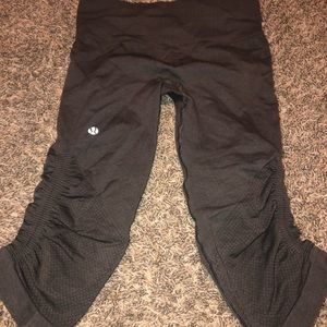 Lululemon grey in the flow crop size 6